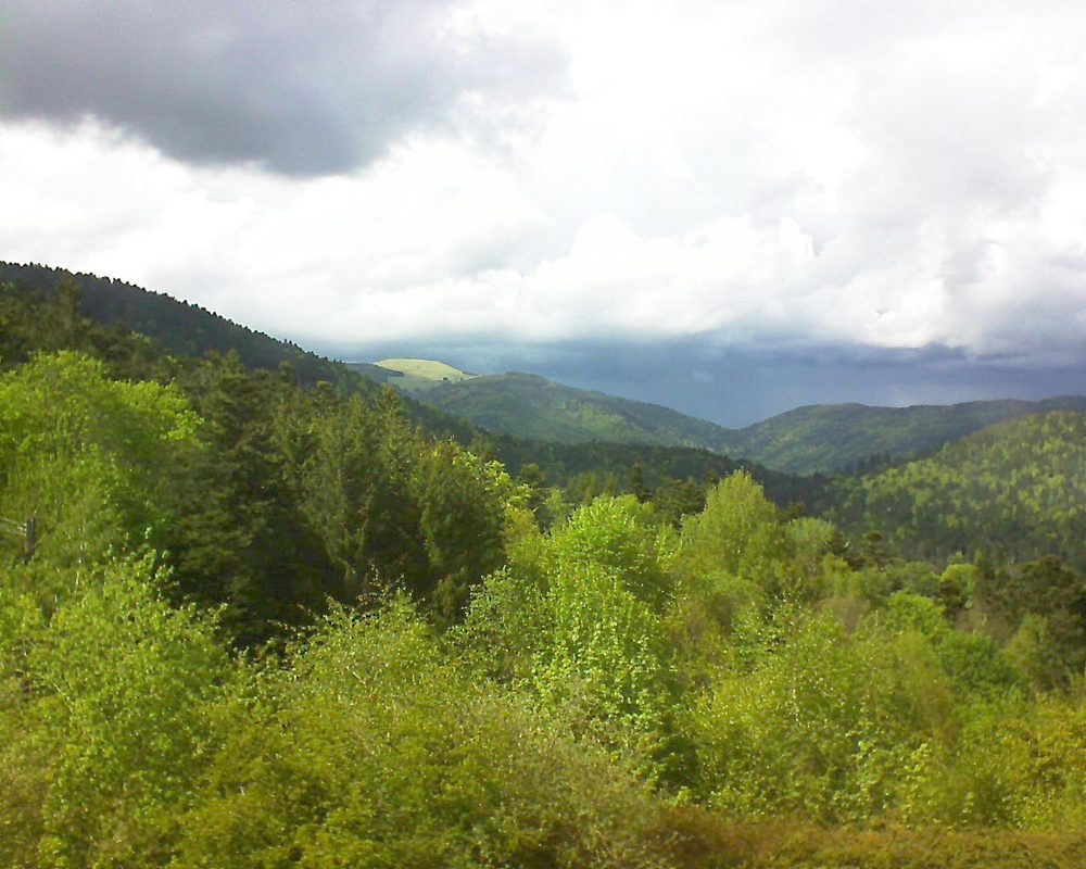 Le petit ballon vu depuis le Domaine Langmatt à Murbach le 14.05.2017 à 16:15 Le petit ballon (Alsace, Vosges) le 14.05.2017 à 16:15