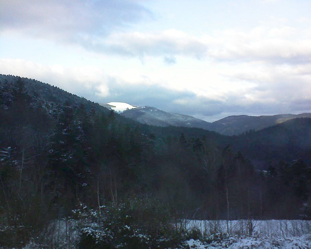 Le petit ballon vu depuis le Domaine Langmatt à Murbach le 17.12.2017 à 15:15 Le petit ballon (Alsace, Vosges) le 17.12.2017 à 15:15