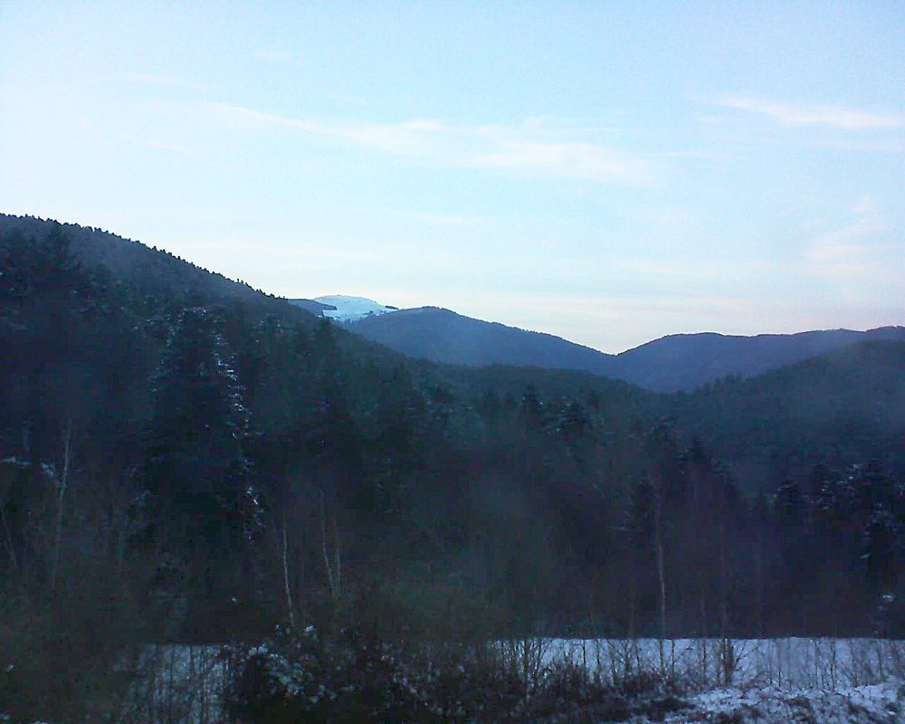 Le petit ballon vu depuis le Domaine Langmatt à Murbach le 21.03.2018 à 18:30 Le petit ballon (Alsace, Vosges) le 21.03.2018 à 18:30