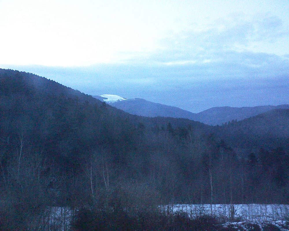 Le petit ballon vu depuis le Domaine Langmatt à Murbach le 23.03.2018 à 19:00 Le petit ballon (Alsace, Vosges) le 23.03.2018 à 19:00