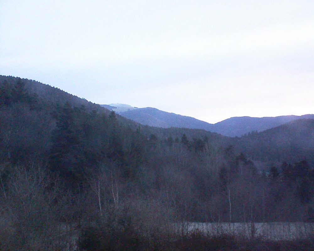 Le petit ballon vu depuis le Domaine Langmatt à Murbach le 02.04.2018 à 07:00 Le petit ballon (Alsace, Vosges) le 02.04.2018 à 07:00
