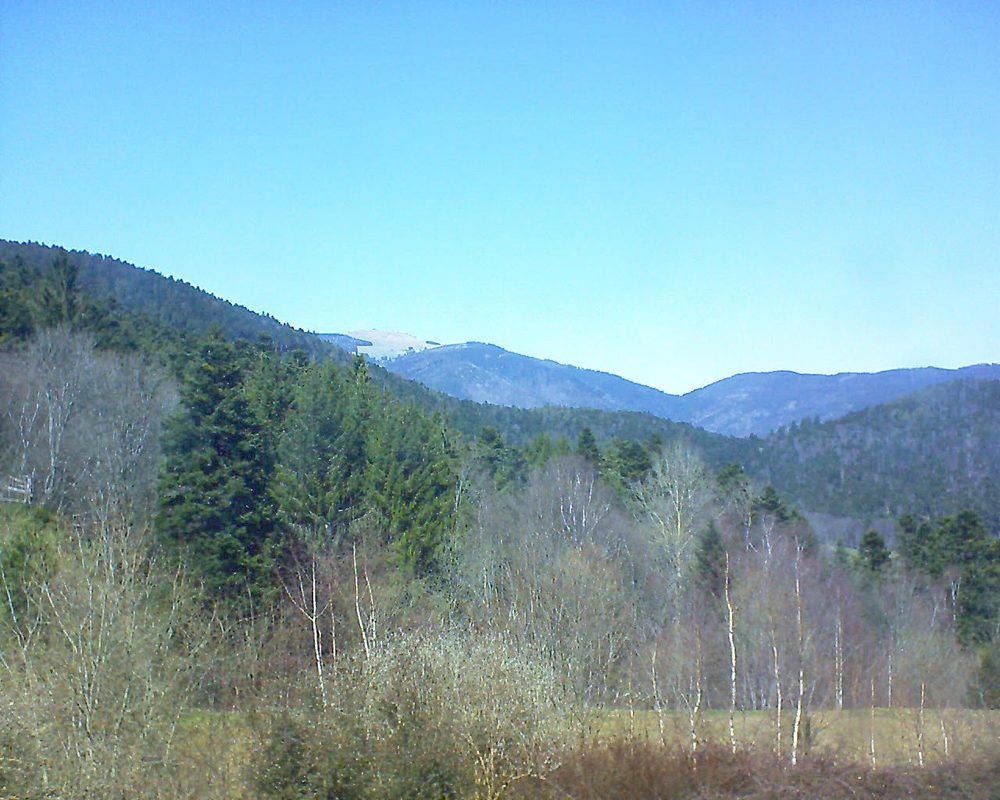 Le petit ballon vu depuis le Domaine Langmatt à Murbach le 06.04.2018 à 14:15 Le petit ballon (Alsace, Vosges) le 06.04.2018 à 14:15