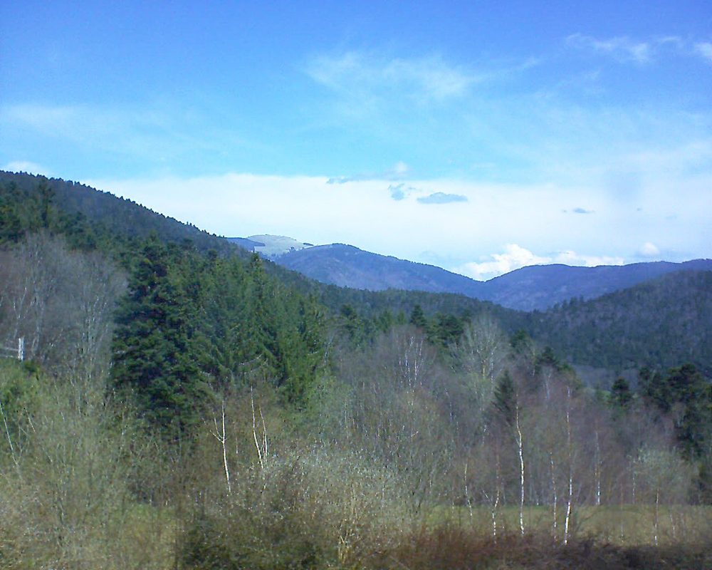 Le petit ballon vu depuis le Domaine Langmatt à Murbach le 12.04.2018 à 12:30 Le petit ballon (Alsace, Vosges) le 12.04.2018 à 12:30