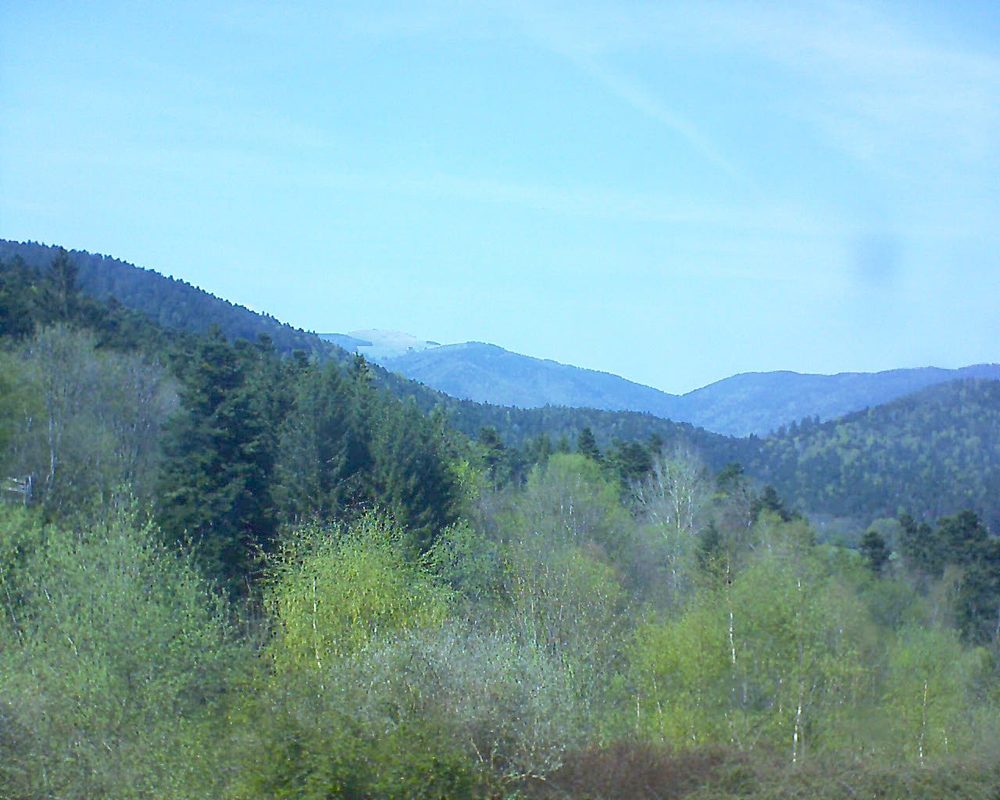 Le petit ballon vu depuis le Domaine Langmatt à Murbach le 20.04.2018 à 15:15 Le petit ballon (Alsace, Vosges) le 20.04.2018 à 15:15