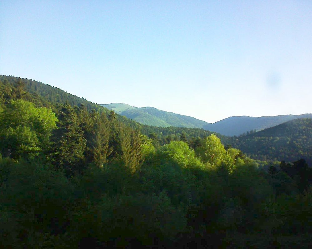 Le petit ballon vu depuis le Domaine Langmatt à Murbach le 07.05.2018 à 08:00 Le petit ballon (Alsace, Vosges) le 07.05.2018 à 08:00