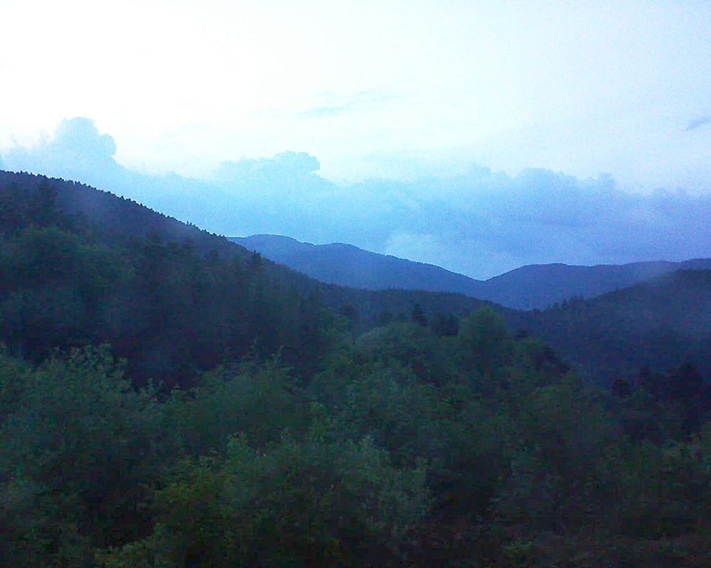Le petit ballon vu depuis le Domaine Langmatt à Murbach le 16.05.2018 à 21:15 Le petit ballon (Alsace, Vosges) le 16.05.2018 à 21:15