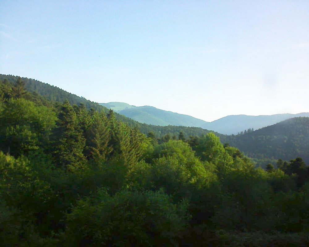 Le petit ballon vu depuis le Domaine Langmatt à Murbach le 25.05.2018 à 07:45 Le petit ballon (Alsace, Vosges) le 25.05.2018 à 07:45