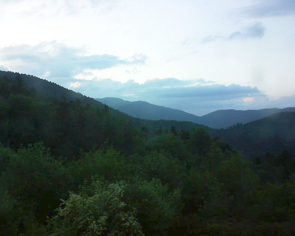 Le petit ballon vu depuis le Domaine Langmatt à Murbach le 02.06.2018 à 21:15 Le petit ballon (Alsace, Vosges) le 02.06.2018 à 21:15