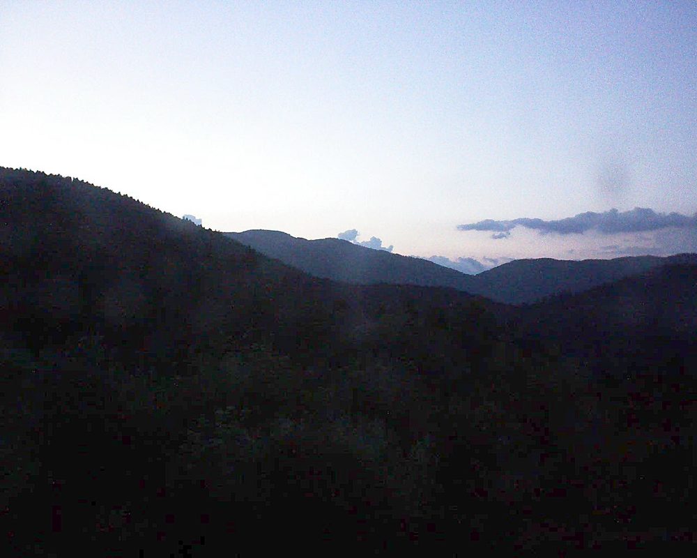 Le petit ballon vu depuis le Domaine Langmatt à Murbach le 16.06.2018 à 22:00 Le petit ballon (Alsace, Vosges) le 16.06.2018 à 22:00