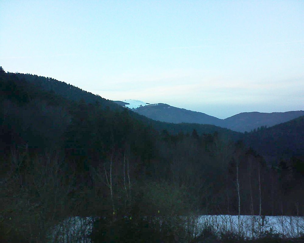 Le petit ballon vu depuis le Domaine Langmatt à Murbach le 13.02.2019 à 17:45 Le petit ballon (Alsace, Vosges) le 13.02.2019 à 17:45