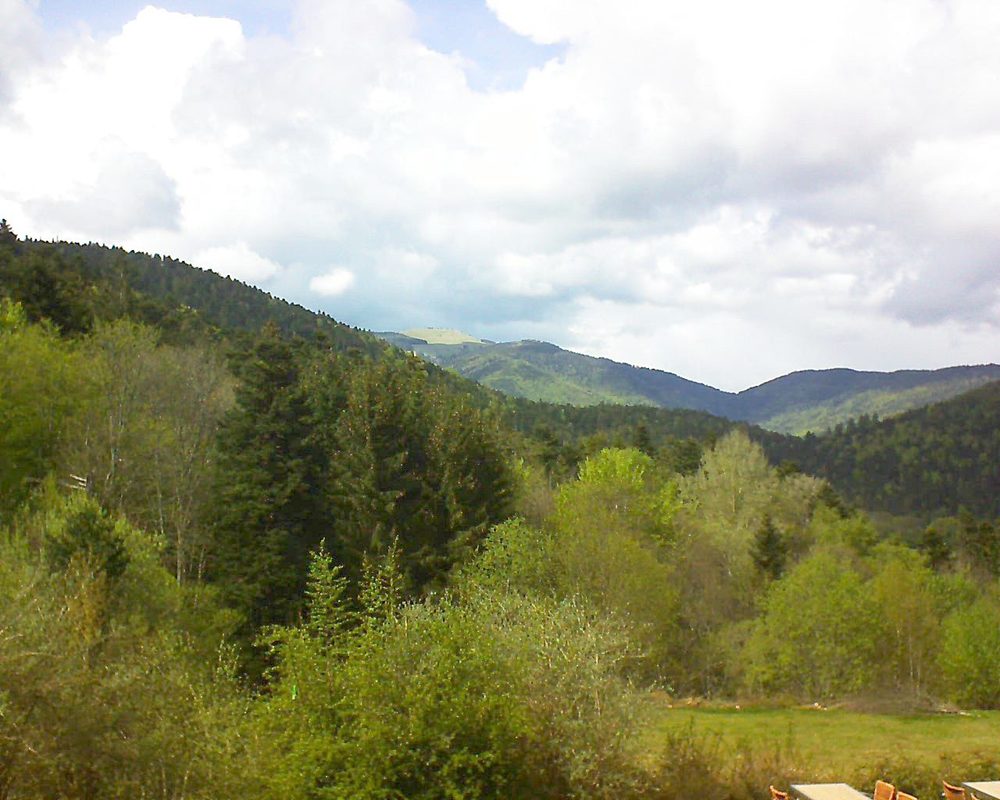 Le petit ballon vu depuis le Domaine Langmatt à Murbach le 28.04.2019 à 15:45 Le petit ballon (Alsace, Vosges) le 28.04.2019 à 15:45