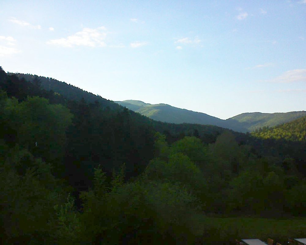 Le petit ballon vu depuis le Domaine Langmatt à Murbach le 13.05.2019 à 19:30 Le petit ballon (Alsace, Vosges) le 13.05.2019 à 19:30