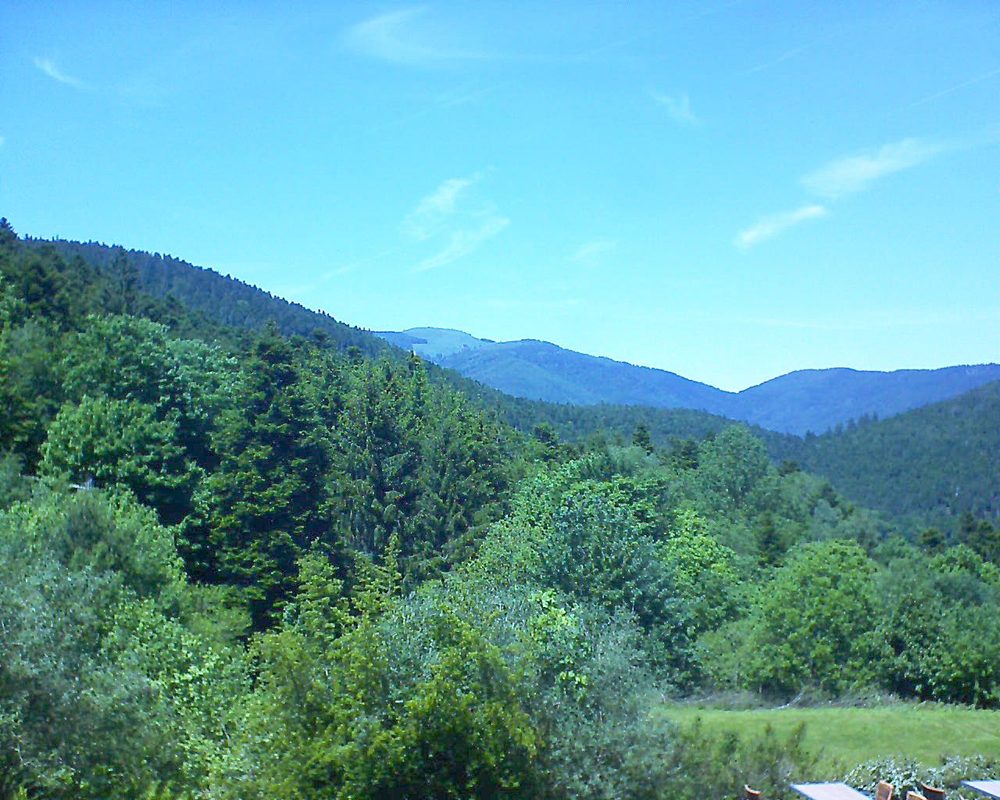 Le petit ballon vu depuis le Domaine Langmatt à Murbach le 01.06.2019 à 14:15 Le petit ballon (Alsace, Vosges) le 01.06.2019 à 14:15