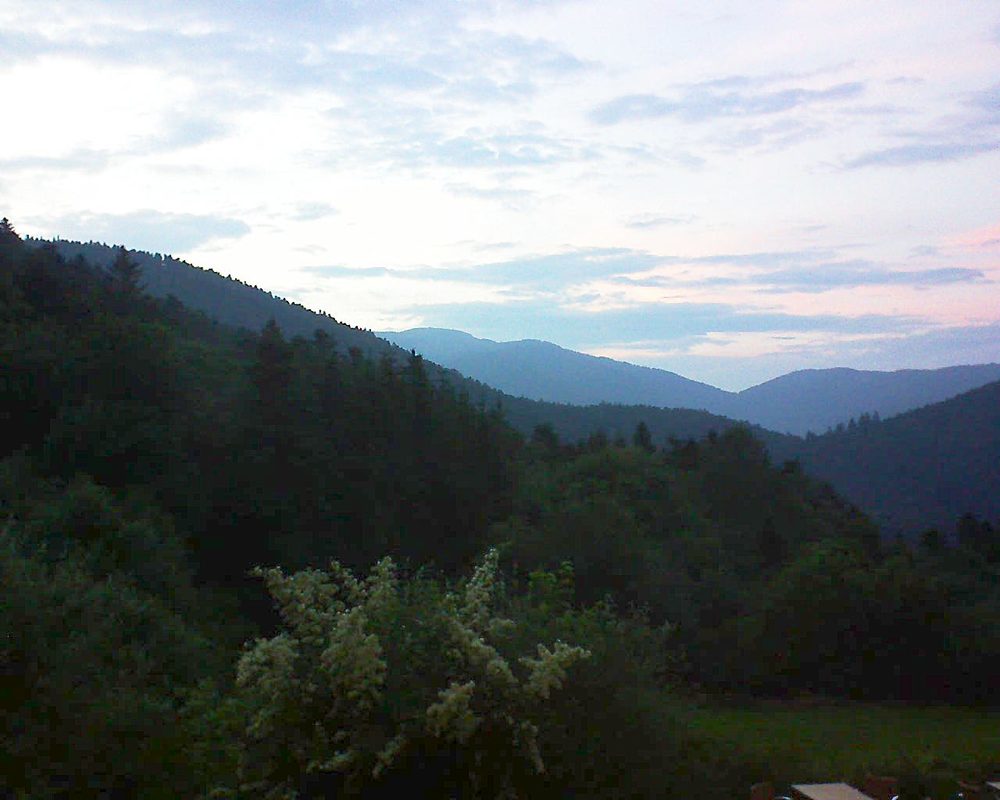 Le petit ballon vu depuis le Domaine Langmatt à Murbach le 22.06.2019 à 21:45 Le petit ballon (Alsace, Vosges) le 22.06.2019 à 21:45