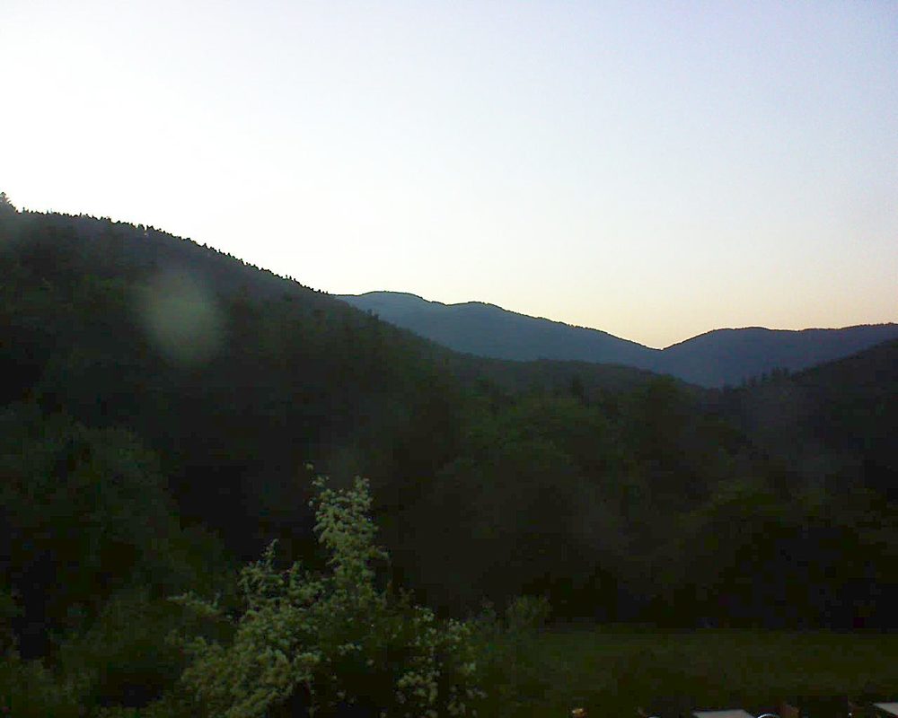 Le petit ballon vu depuis le Domaine Langmatt à Murbach le 01.06.2020 à 21:15 Le petit ballon (Alsace, Vosges) le 01.06.2020 à 21:15