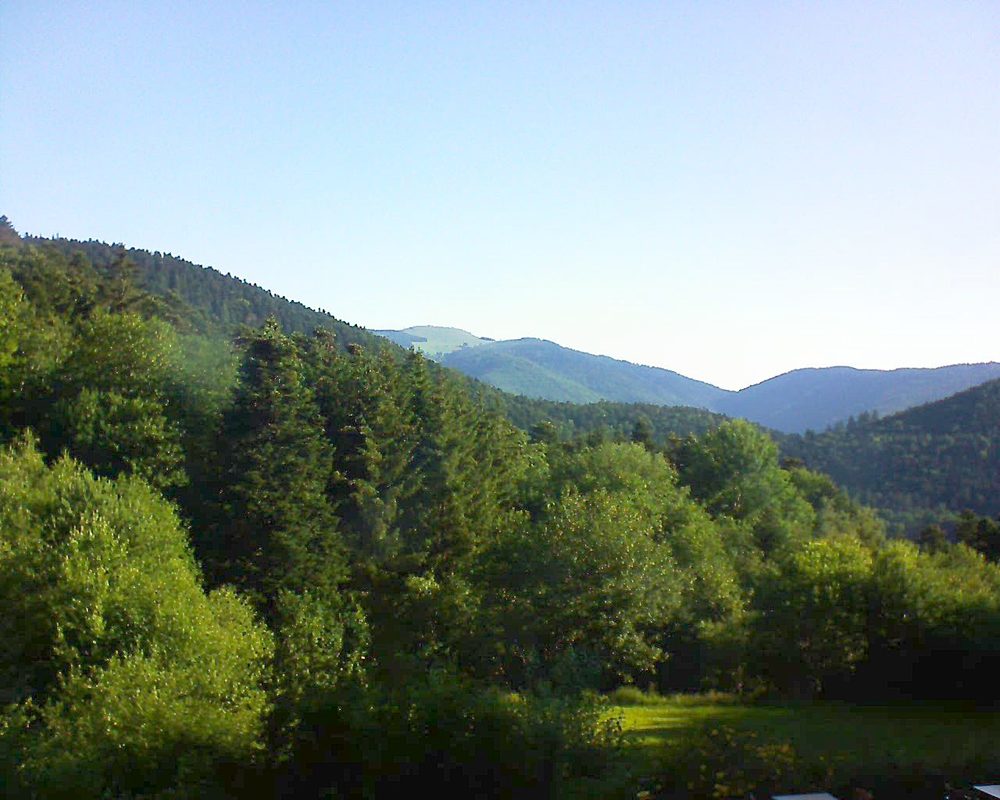 Le petit ballon vu depuis le Domaine Langmatt à Murbach le 23.06.2020 à 08:00 Le petit ballon (Alsace, Vosges) le 23.06.2020 à 08:00