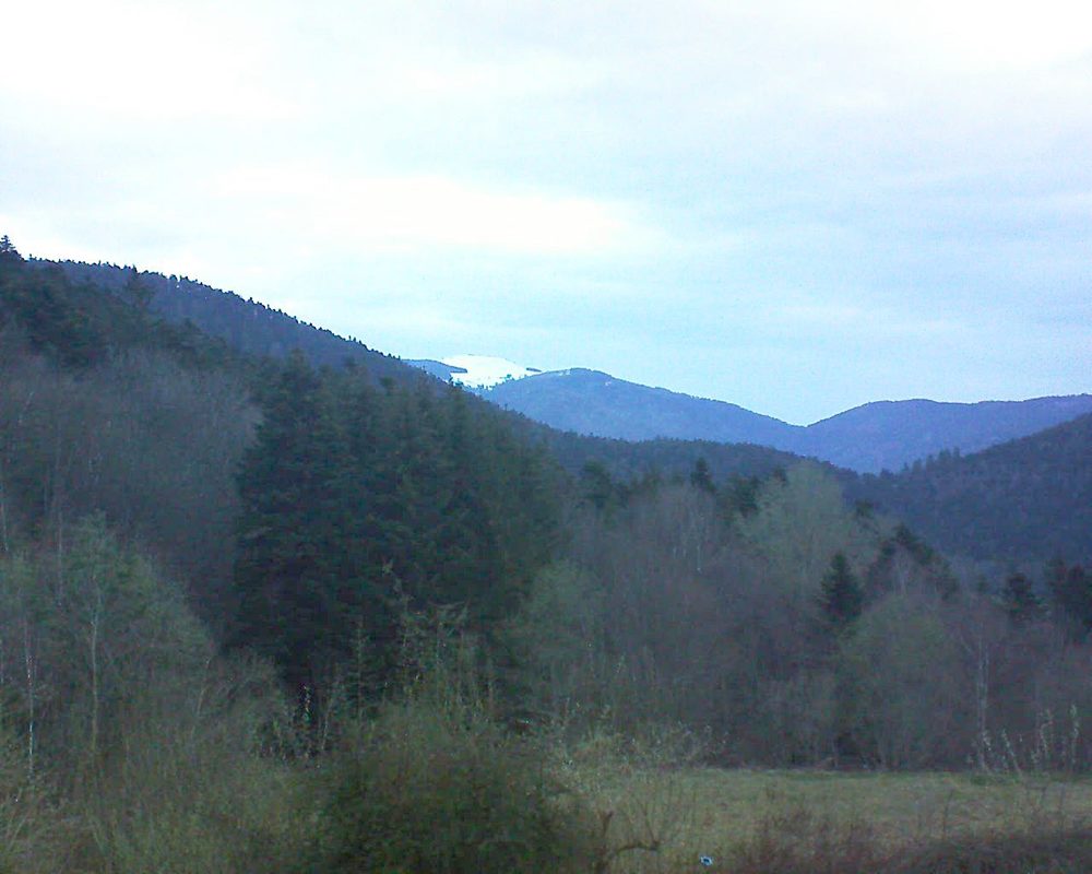 Le petit ballon vu depuis le Domaine Langmatt à Murbach le 08.04.2021 à 07:00 Le petit ballon (Alsace, Vosges) le 08.04.2021 à 07:00