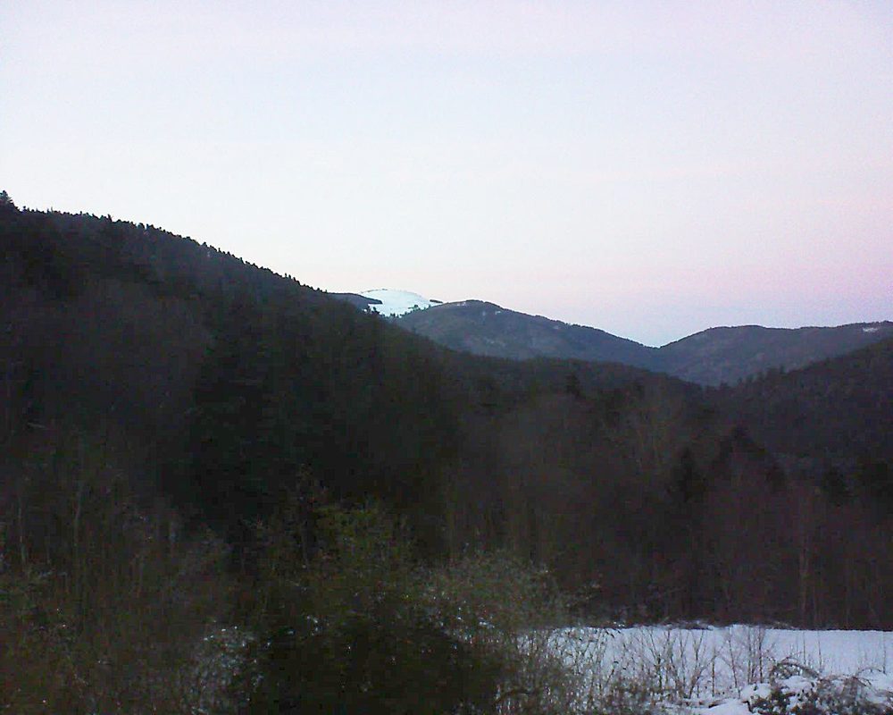 Le petit ballon vu depuis le Domaine Langmatt à Murbach le 13.01.2022 à 17:15 Le petit ballon (Alsace, Vosges) le 13.01.2022 à 17:15