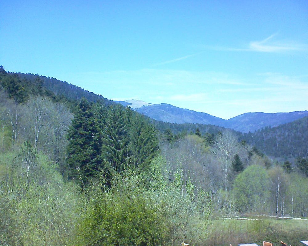 Le petit ballon vu depuis le Domaine Langmatt à Murbach le 17.04.2022 à 13:45 Le petit ballon (Alsace, Vosges) le 17.04.2022 à 13:45