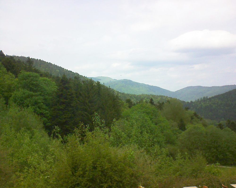 Le petit ballon vu depuis le Domaine Langmatt à Murbach le 12.05.2022 à 13:45 Le petit ballon (Alsace, Vosges) le 12.05.2022 à 13:45