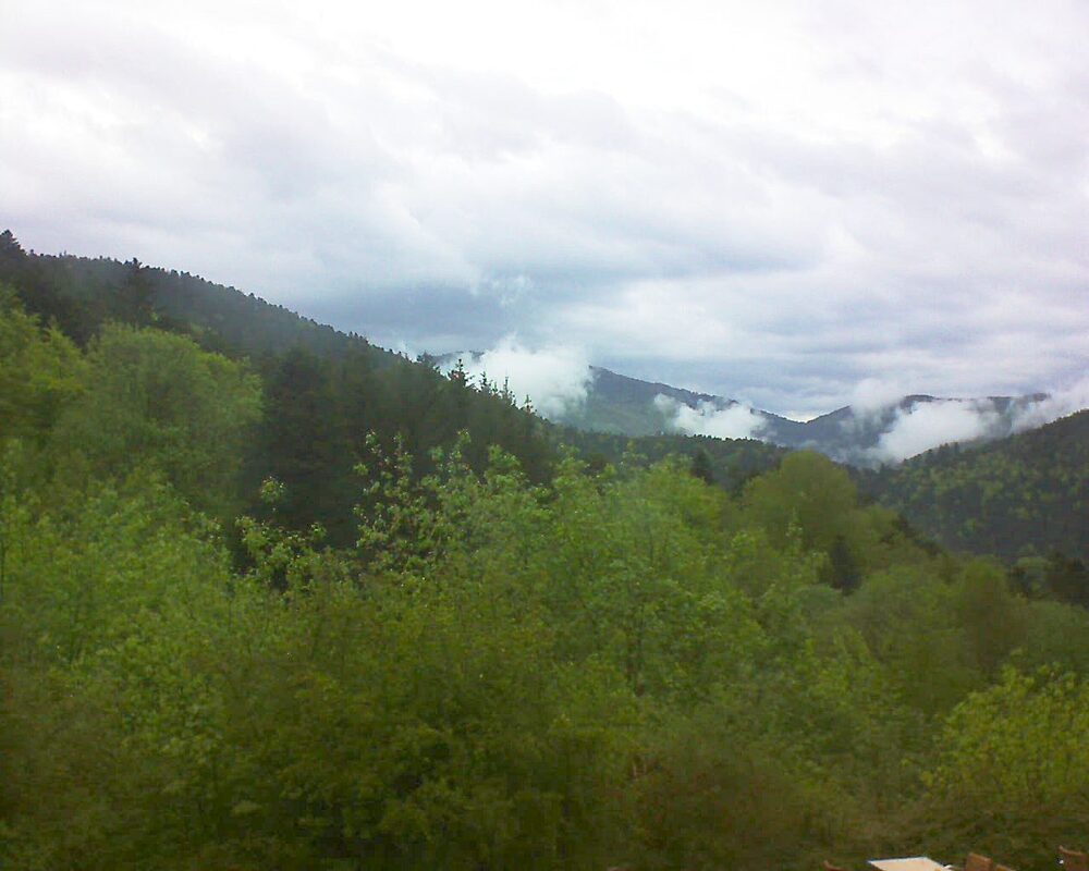 Le petit ballon vu depuis le Domaine Langmatt à Murbach le 07.05.2024 à 17:00 Le petit ballon (Alsace, Vosges) le 07.05.2024 à 17:00