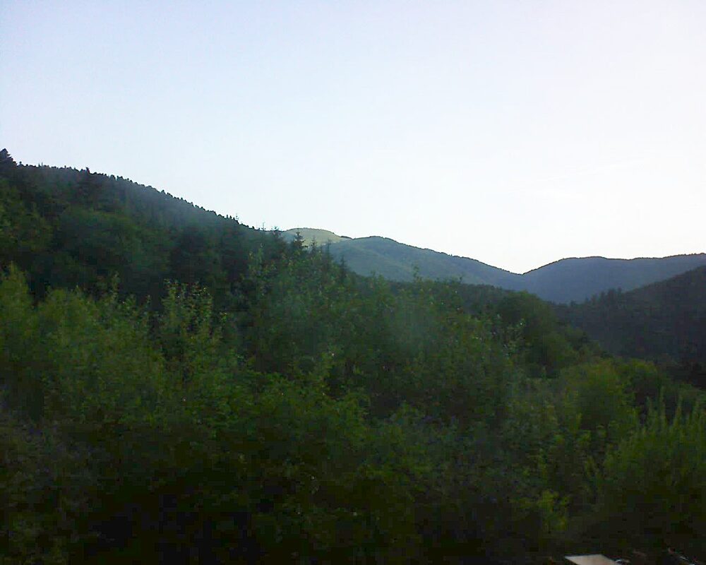 Le petit ballon vu depuis le Domaine Langmatt à Murbach le 15.07.2024 à 07:45 Le petit ballon (Alsace, Vosges) le 15.07.2024 à 07:45