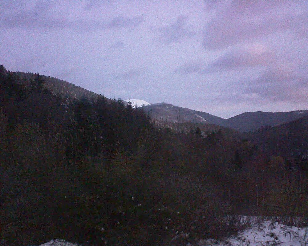 Le petit ballon vu depuis le Domaine Langmatt à Murbach le 23.11.2024 à 07:30 Le petit ballon (Alsace, Vosges) le 23.11.2024 à 07:30