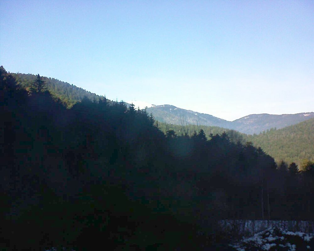 Le petit ballon vu depuis le Domaine Langmatt à Murbach le 27.12.2024 à 13:45 Le petit ballon (Alsace, Vosges) le 27.12.2024 à 13:45