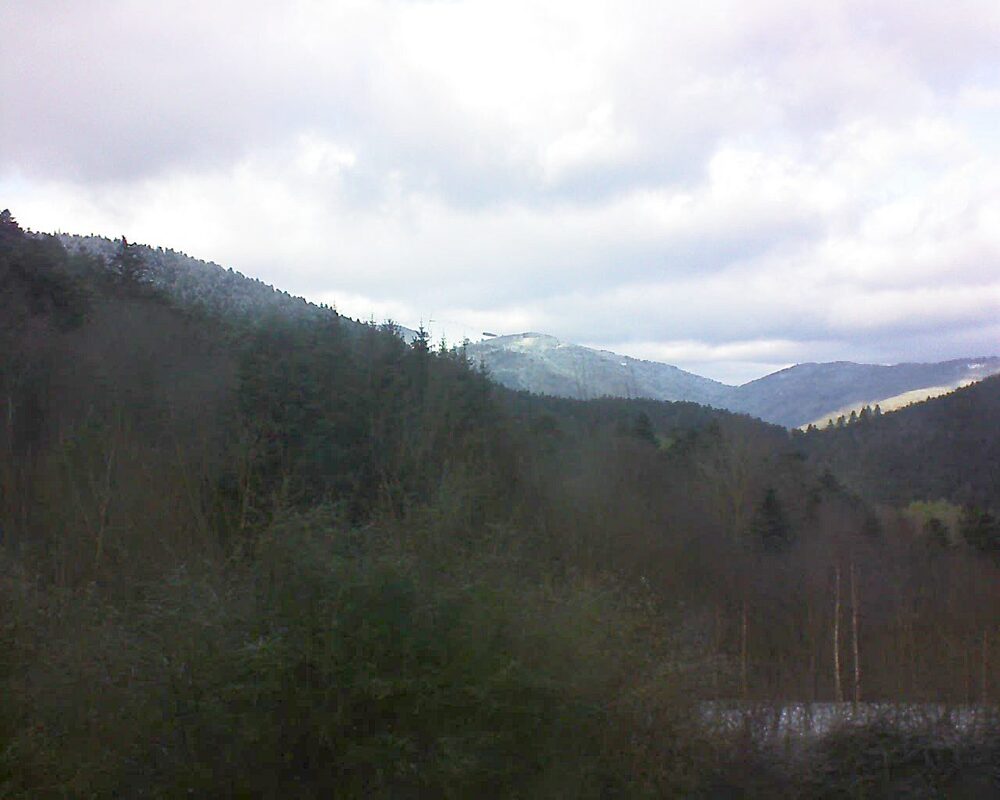 Le petit ballon vu depuis le Domaine Langmatt à Murbach le 03.01.2025 à 13:45 Le petit ballon (Alsace, Vosges) le 03.01.2025 à 13:45