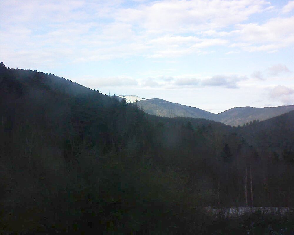 Le petit ballon vu depuis le Domaine Langmatt à Murbach le 10.01.2025 à 14:45 Le petit ballon (Alsace, Vosges) le 10.01.2025 à 14:45