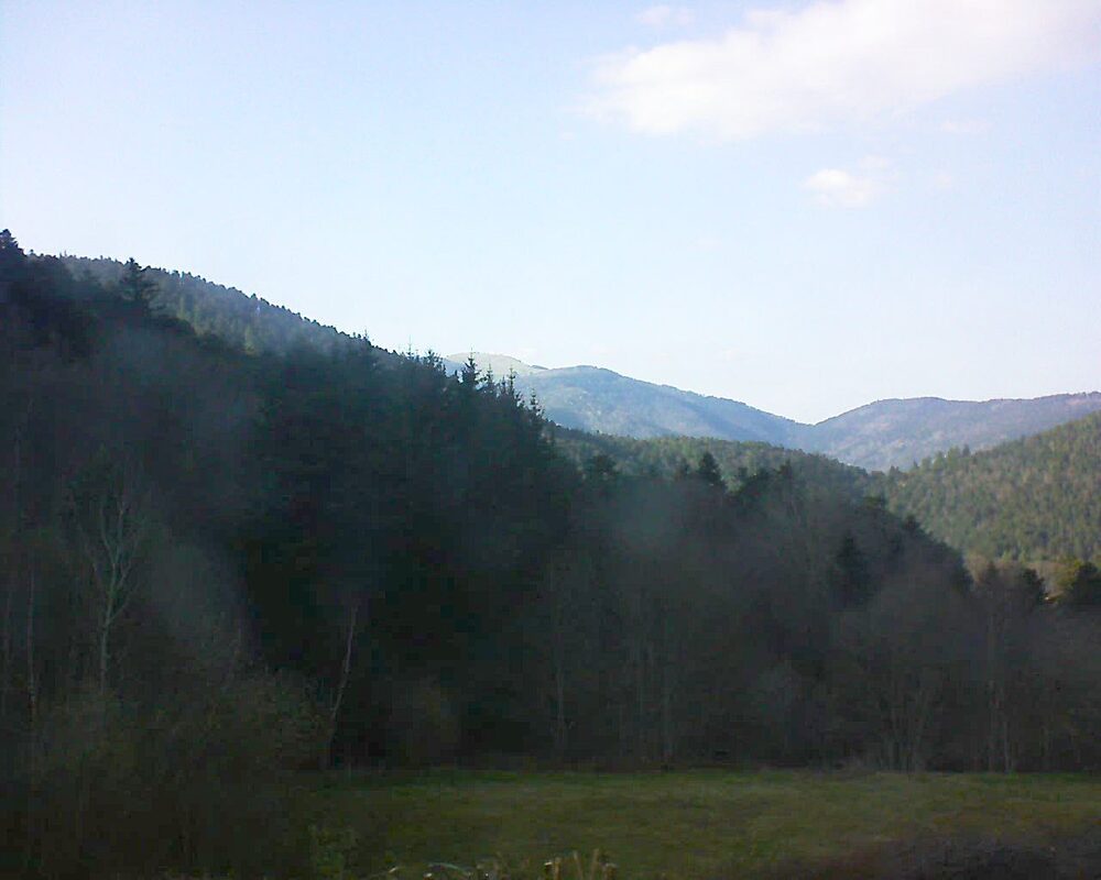 Le petit ballon vu depuis le Domaine Langmatt à Murbach le 02.04.2025 à 17:45 Le petit ballon (Alsace, Vosges) le 02.04.2025 à 17:45