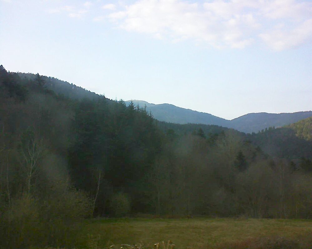 Le petit ballon vu depuis le Domaine Langmatt à Murbach le 02.04.2025 à 18:45 Le petit ballon (Alsace, Vosges) le 02.04.2025 à 18:45