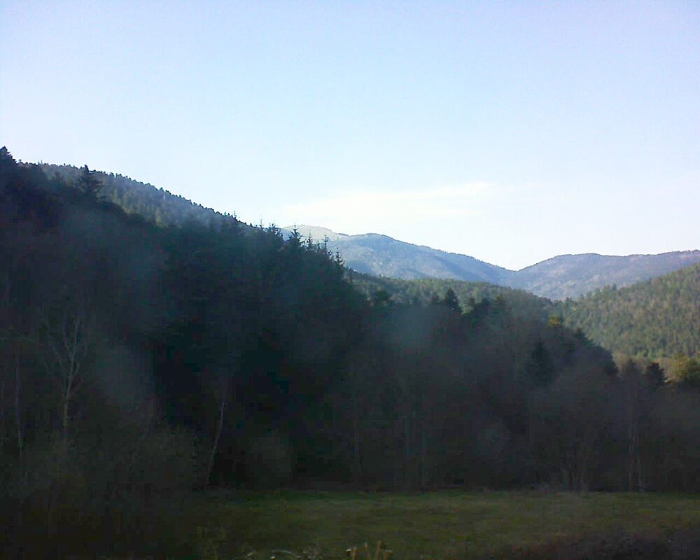 Le petit ballon vu depuis le Domaine Langmatt à Murbach le 03.04.2025 à 17:45 Le petit ballon (Alsace, Vosges) le 03.04.2025 à 17:45