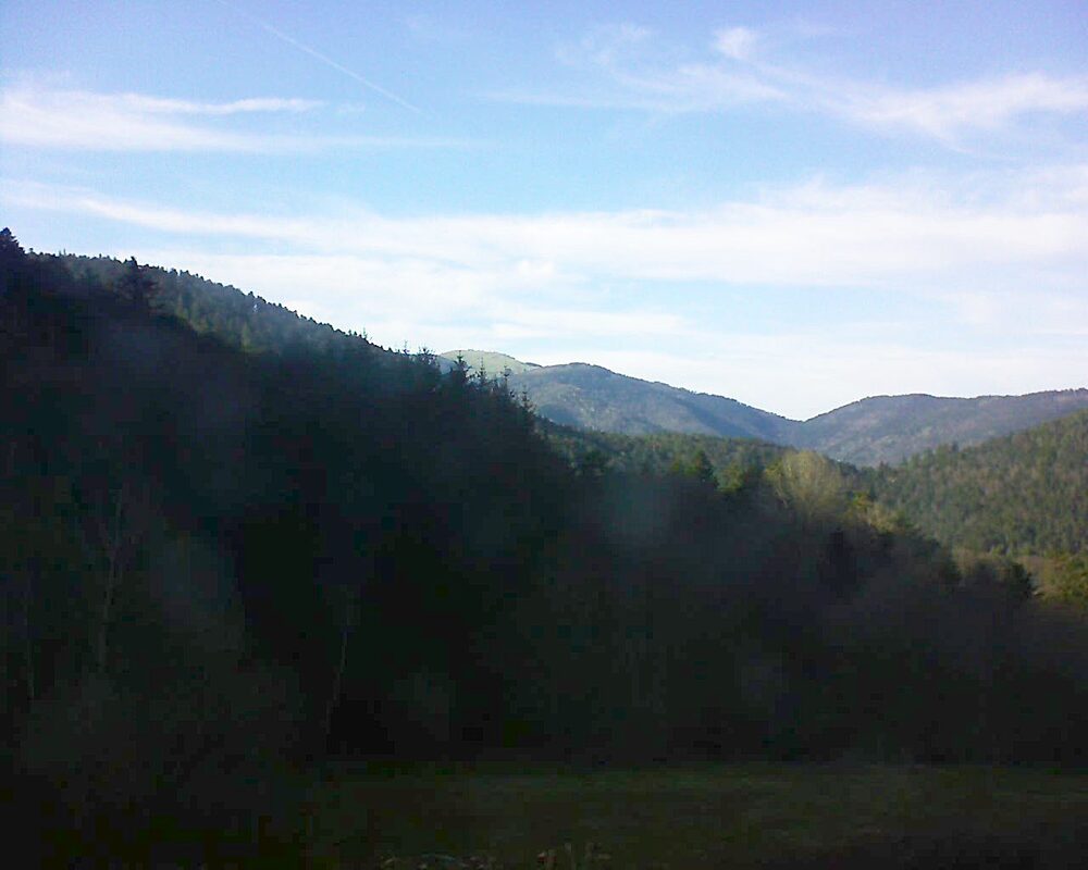 Le petit ballon vu depuis le Domaine Langmatt à Murbach le 05.04.2025 à 17:45 Le petit ballon (Alsace, Vosges) le 05.04.2025 à 17:45