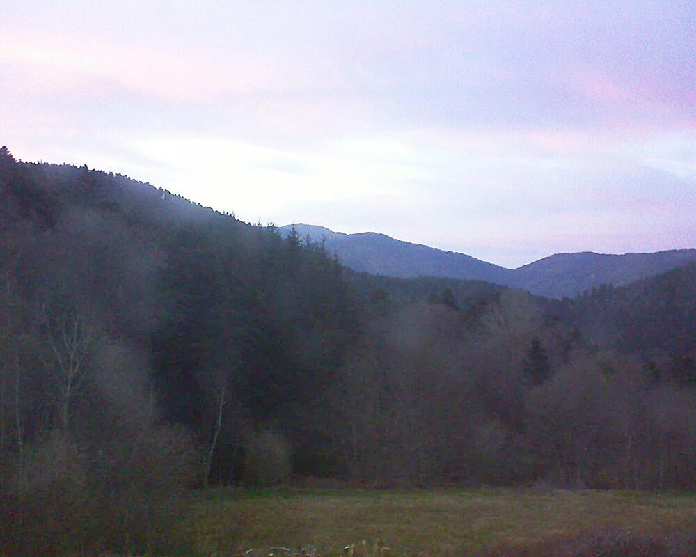 Le petit ballon vu depuis le Domaine Langmatt à Murbach le 05.04.2025 à 20:15 Le petit ballon (Alsace, Vosges) le 05.04.2025 à 20:15