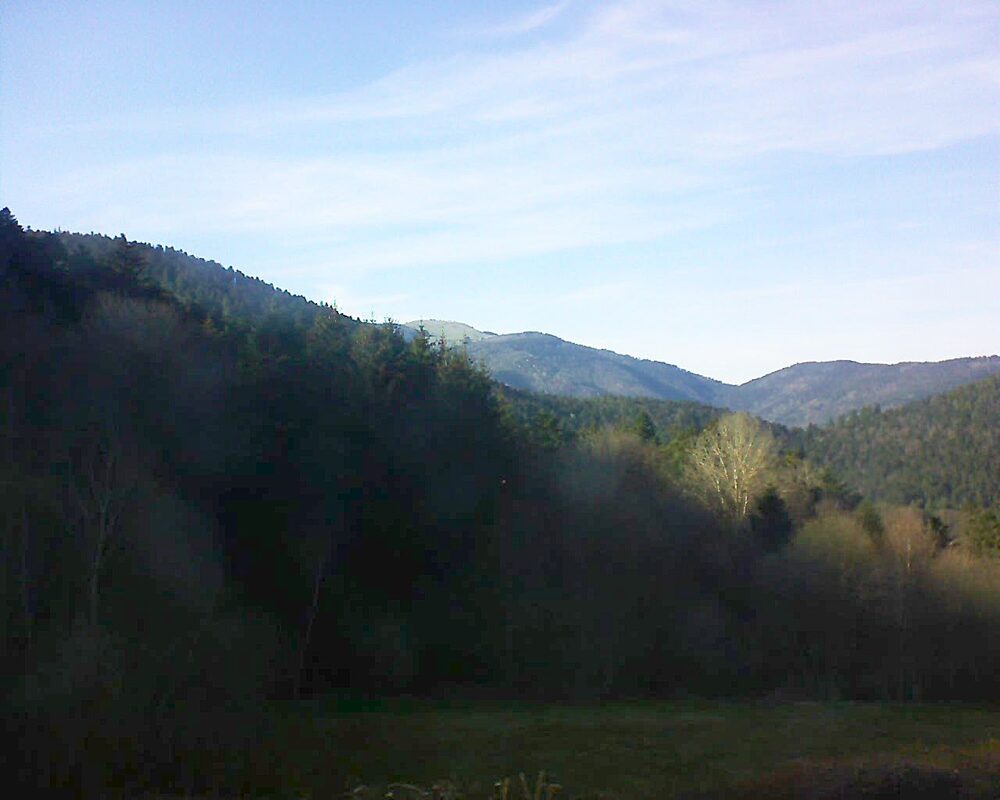 Le petit ballon vu depuis le Domaine Langmatt à Murbach le 08.04.2025 à 17:45 Le petit ballon (Alsace, Vosges) le 08.04.2025 à 17:45