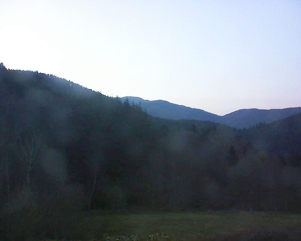 Le petit ballon vu depuis le Domaine Langmatt à Murbach le 09.04.2025 à 20:15 Le petit ballon (Alsace, Vosges) le 09.04.2025 à 20:15