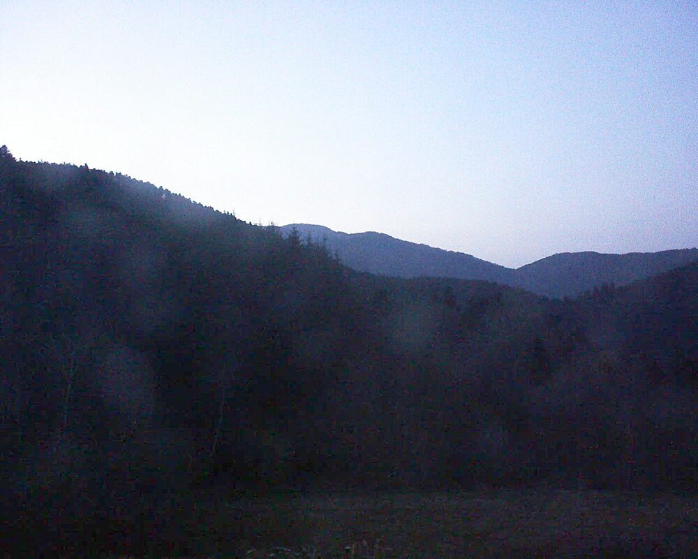Le petit ballon vu depuis le Domaine Langmatt à Murbach le 09.04.2025 à 20:30 Le petit ballon (Alsace, Vosges) le 09.04.2025 à 20:30