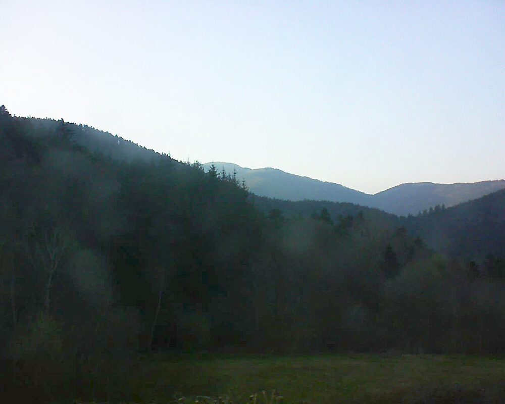 Le petit ballon vu depuis le Domaine Langmatt à Murbach le 10.04.2025 à 19:30 Le petit ballon (Alsace, Vosges) le 10.04.2025 à 19:30
