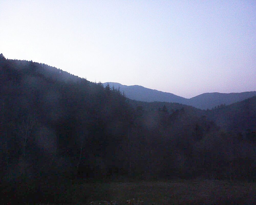 Le petit ballon vu depuis le Domaine Langmatt à Murbach le 10.04.2025 à 20:30 Le petit ballon (Alsace, Vosges) le 10.04.2025 à 20:30