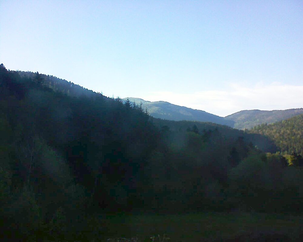 Le petit ballon vu depuis le Domaine Langmatt à Murbach le 19.04.2025 à 18:45 Le petit ballon (Alsace, Vosges) le 19.04.2025 à 18:45