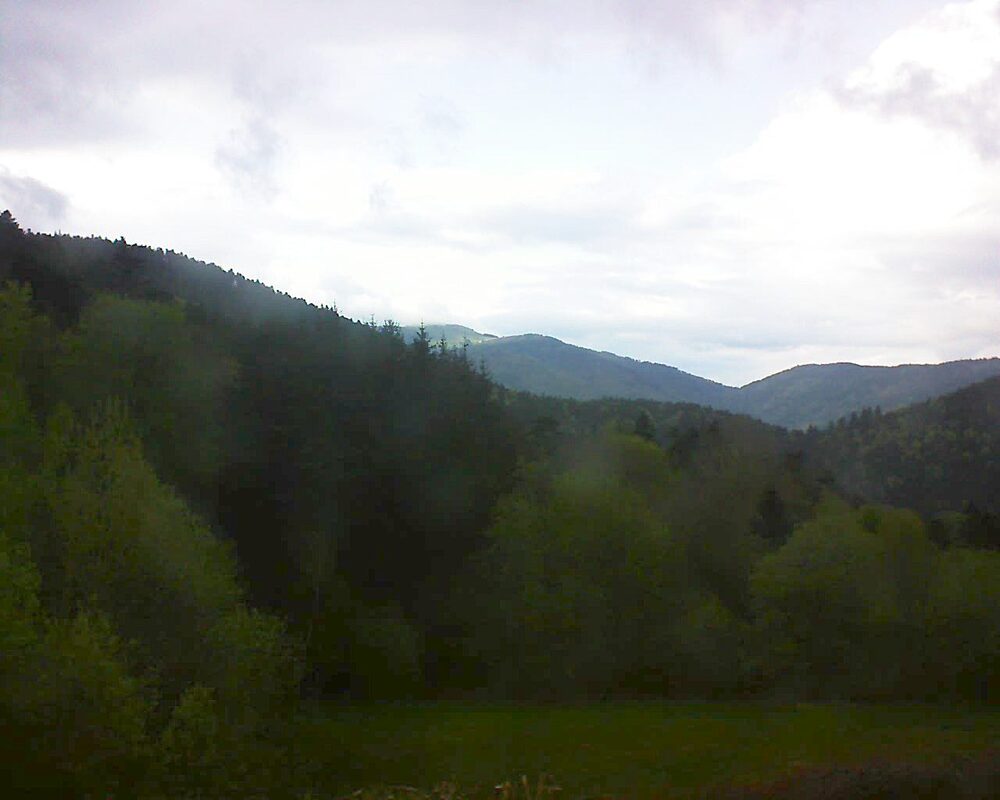 Le petit ballon vu depuis le Domaine Langmatt à Murbach le 25.04.2025 à 18:30 Le petit ballon (Alsace, Vosges) le 25.04.2025 à 18:30