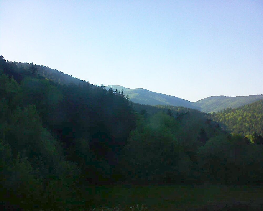 Le petit ballon vu depuis le Domaine Langmatt à Murbach le 30.04.2025 à 18:45 Le petit ballon (Alsace, Vosges) le 30.04.2025 à 18:45