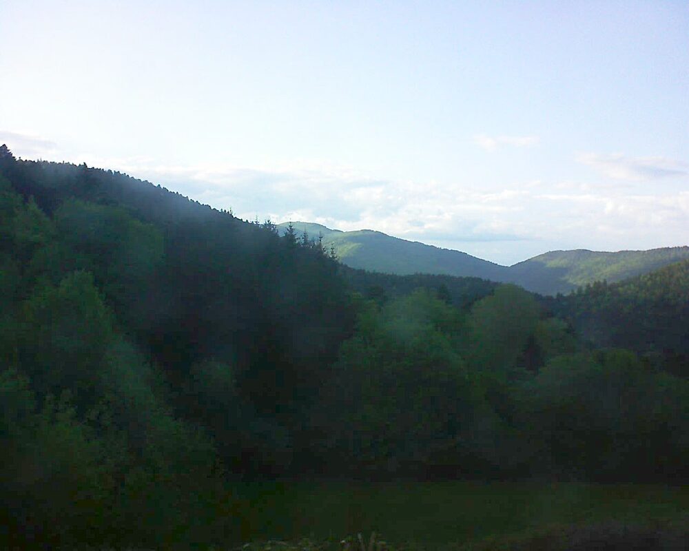 Le petit ballon vu depuis le Domaine Langmatt à Murbach le 03.05.2025 à 19:30 Le petit ballon (Alsace, Vosges) le 03.05.2025 à 19:30