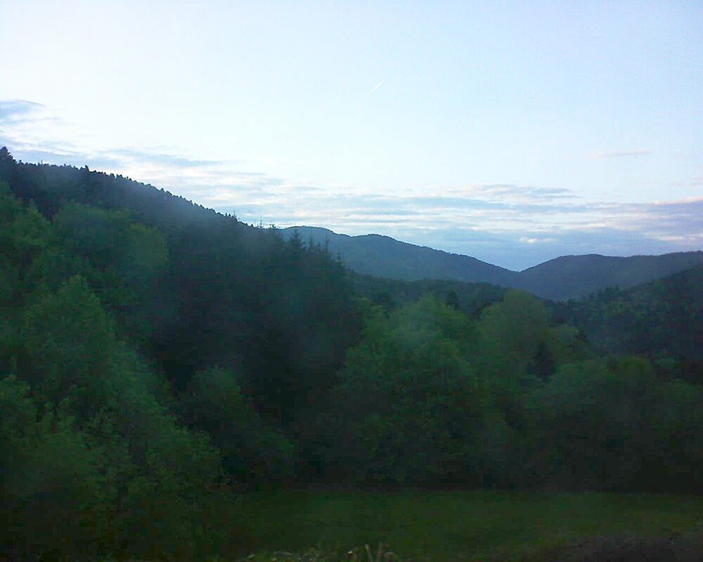 Le petit ballon vu depuis le Domaine Langmatt à Murbach le 03.05.2025 à 20:15 Le petit ballon (Alsace, Vosges) le 03.05.2025 à 20:15