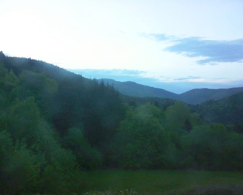 Le petit ballon vu depuis le Domaine Langmatt à Murbach le 03.05.2025 à 20:30 Le petit ballon (Alsace, Vosges) le 03.05.2025 à 20:30
