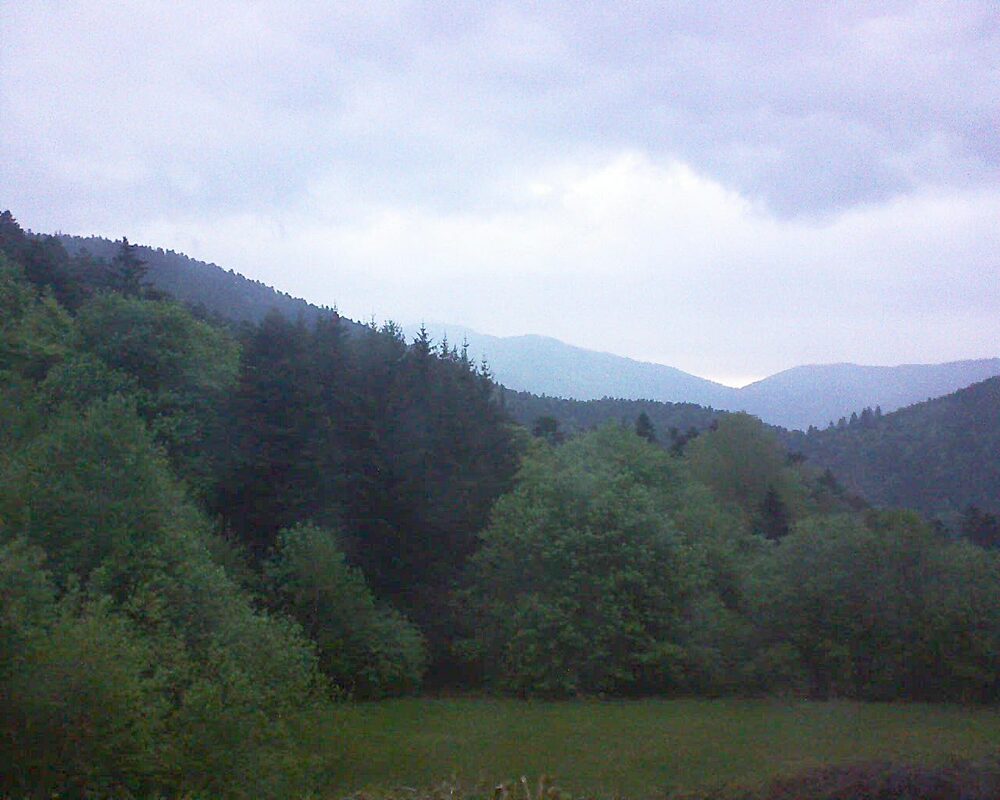 Le petit ballon vu depuis le Domaine Langmatt à Murbach le 04.05.2025 à 20:30 Le petit ballon (Alsace, Vosges) le 04.05.2025 à 20:30