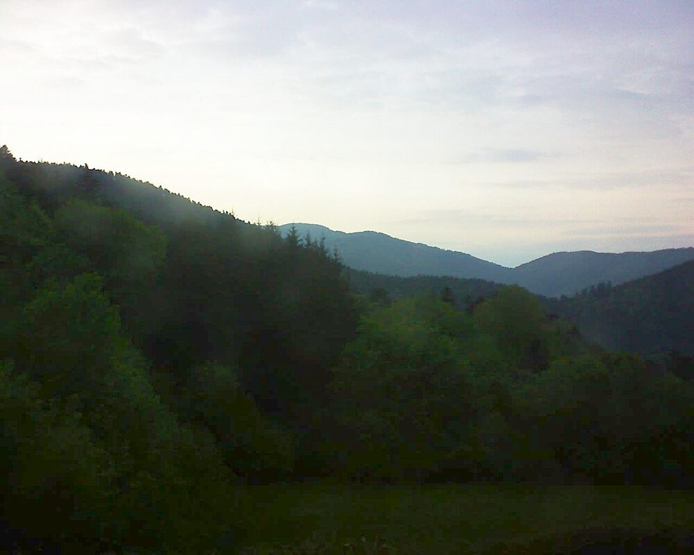 Le petit ballon vu depuis le Domaine Langmatt à Murbach le 08.05.2025 à 20:30 Le petit ballon (Alsace, Vosges) le 08.05.2025 à 20:30