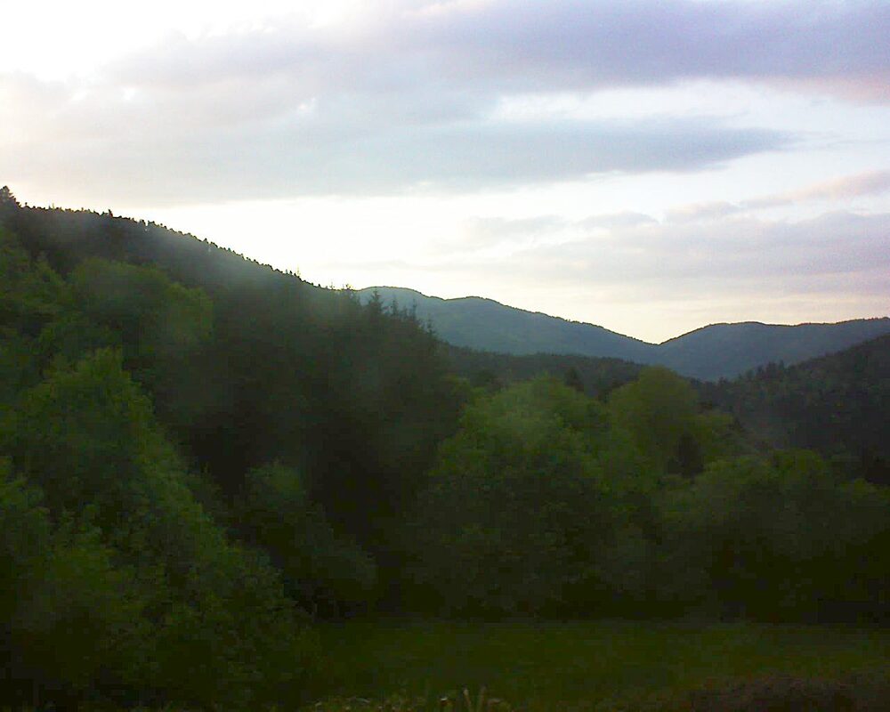 Le petit ballon vu depuis le Domaine Langmatt à Murbach le 09.05.2025 à 20:30 Le petit ballon (Alsace, Vosges) le 09.05.2025 à 20:30