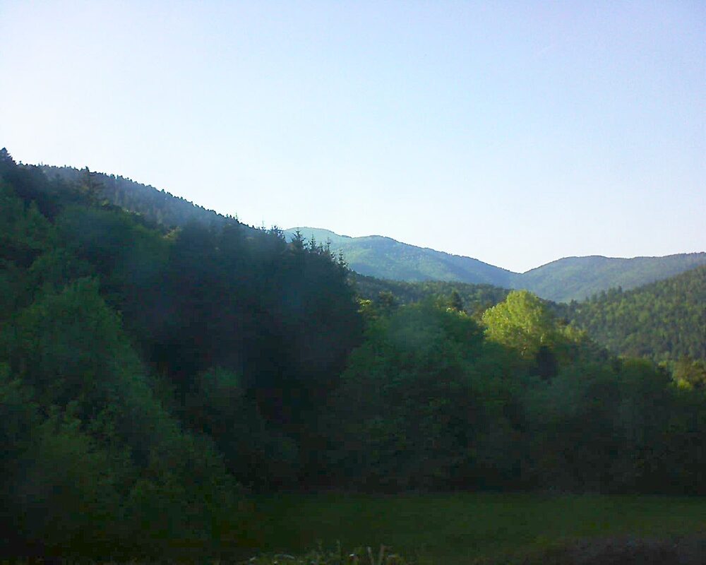 Le petit ballon vu depuis le Domaine Langmatt à Murbach le 10.05.2025 à 18:30 Le petit ballon (Alsace, Vosges) le 10.05.2025 à 18:30